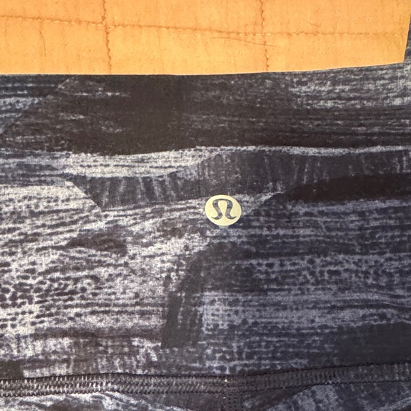 Lululemon Blue Patterned Wunder Under Leggings Size 6 28” EUC - Picture 2 of 9